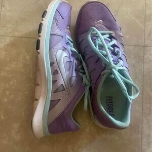 Women’s Nike tennis shoes